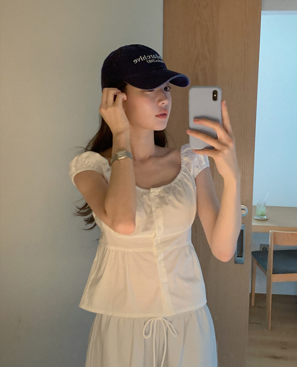 치크 숄더 블라우스